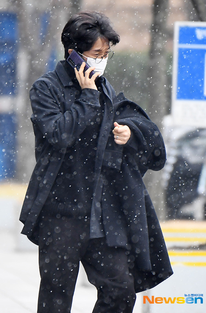 Comedian Park Sung-Kwang leaves the SBS Mokdong office building in Yangcheon-gu, Seoul after the broadcast schedule on the afternoon of December 29th.