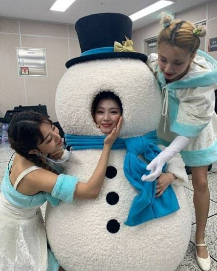 Group TWICE member Jihyo celebrated Sanas birthdayJihyo told TWICE Official Instagram on December 29: My eternal partner is Shasha.Thank you for always being with our team A loved one. In the photo, Jihyo loves Sana, who is wearing a snowmans mask, and the dazzling beauty of the two, who stand out even when they take a rough picture, has made their eyes happy.Another photo featured a selfie of Jihyo and Sana, with a clear eye and a warm image of the two of the worlds sweetest people.