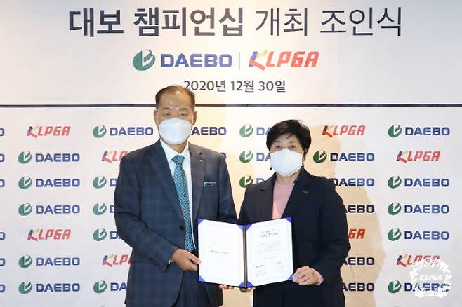 한국여자프로골프협회(KLPGA)가 내년 7월 ‘대보그룹 챔피언십’(가칭)을 개최한다고 30일 밝혔다. 최등규 대보그룹 회장(왼쪽)과 강춘자 KLPGA 대표이사가 기념촬영을 하고 있다. (사진=KLPGA)
