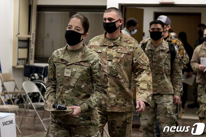 29일 경기도 오산공군기지에서 미군 장병들이 신종코로나바이러스 감염증(코로나19) 백신 1차 접종을 위해 대기하고 있다. (주한미군사령부 제공) 2020.12.29/뉴스1