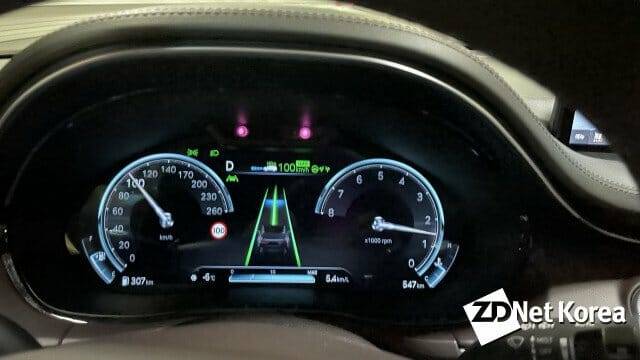 고속도로 주행보조 기능이 실행중인 제네시스 GV70 클러스터