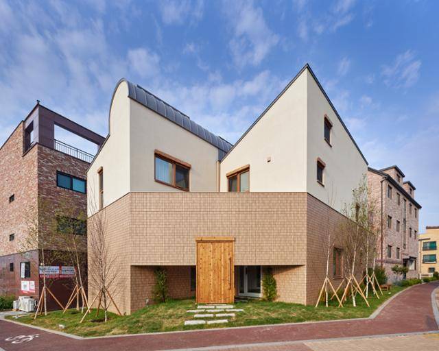 올해 4월 경기 파주시 모서리 땅에 지어진 '파람집'은 붕 뜬 담장 사이에 대문이 달려 있어 동네에서 '반쪽짜리 대문집'으로 불린다. 노경 건축사진작가