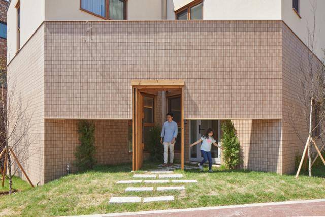 아이들이 찾는 파람집의 대문은 아이들의 흥미를 자아내면서 유쾌한 경험을 주기 위해 만들어졌다. 노경 건축사진작가