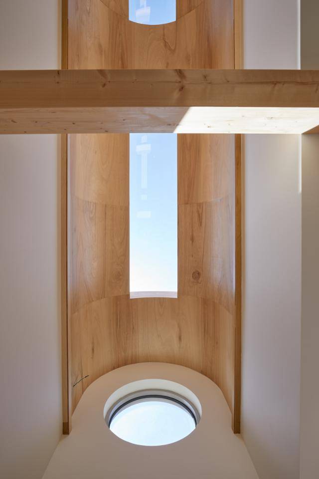 4m의 높은 둥근 천창에도 나무를 덧대 따뜻한 집의 느낌을 더한다. 노경 건축사진작가