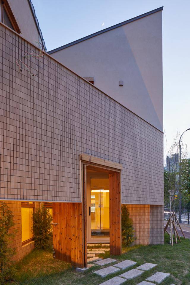 파람집의 대문 둘레로 아이들이 놀 수 있게 돌로 징검다리를 만들었다. 노경 건축사진작가