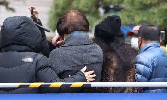 23일 오후 서울 서초구 서울중앙지법에서 정경심 동양대 교수의 지지자들이 정 교수의 1심 선고 결과를 듣자 눈물을 흘리고 있다. [연합뉴스]