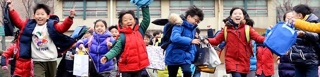 코로나19가 국내에 창궐하기 직전인 작년 12월 중순 서울에서 첫 겨울방학을 맞은 서울 동작구 상도동 강남초등학교 학생들이 활짝 웃으며 뛰어가고 있는 모습. 올해는 코로나19 여파로 등교가 중지된 학교가 많아 집에서 겨울방학을 맞는 학생들이 대다수일 전망이다. <이충우 기자>