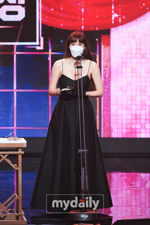 Singer Son Dam-bi is presenting his feelings after winning the Variety Womens Excellence Prize at the 2020 MBC Broadcasting Entertainment Awards ceremony held at MBC in Sangam-dong, Seoul on the afternoon of the 29th.