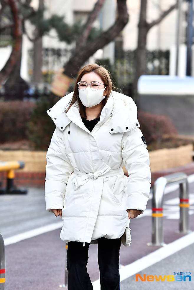 Singer Song Ga-in is entering the KBS New Pavilion in Yeouido, Seoul for the broadcast recording on the morning of December 30th.