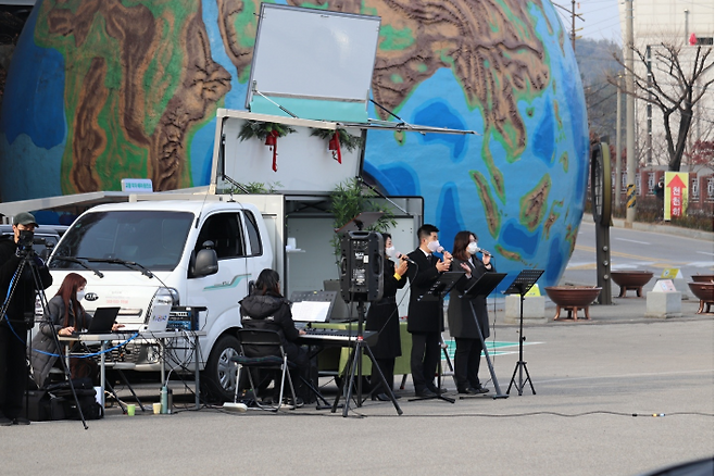 삼척큰빛감리교회 드라이브인(Drive-in)예배 모습. 삼척큰빛교회 제공