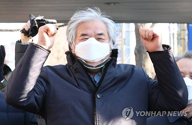 1심서 무죄 선고받은 전광훈 목사 (서울=연합뉴스) 한종찬 기자 = 공직선거법 위반과 명예훼손 혐의로 재판에 넘겨졌다 1심에서 무죄를 선고받은 전광훈 사랑제일교회 목사가 30일 서초구 서울중앙지법을 나서고 있다. 2020.12.30 saba@yna.co.kr