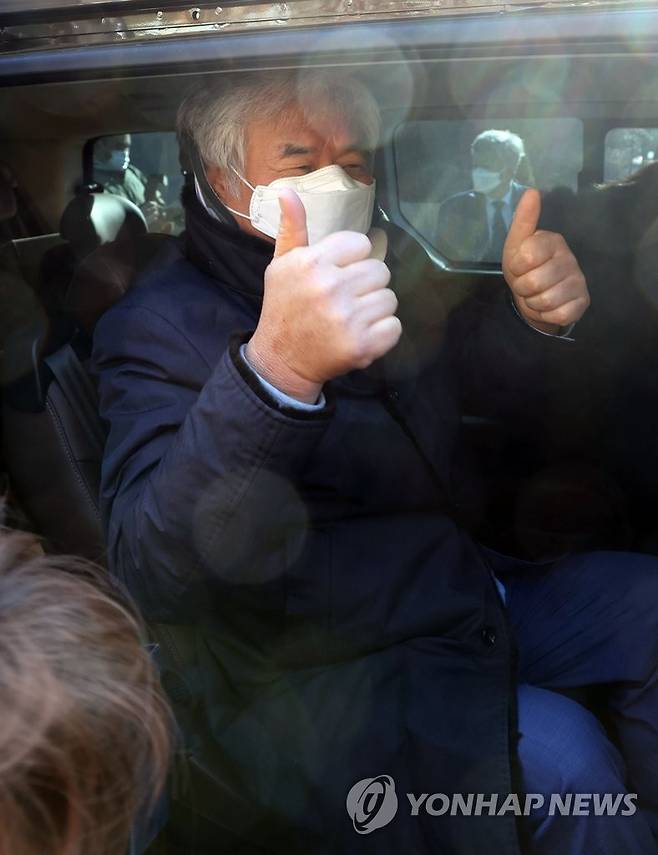무죄 선고받은 전광훈 목사 (서울=연합뉴스) 김인철 기자 = 공직선거법 위반과 명예훼손 혐의로 재판에 넘겨졌다 1심에서 무죄를 선고받은 전광훈 사랑제일교회 목사가 30일 서초구 서울중앙지법을 나와 차량에 탑승하고 있다. 2020.12.30 yatoya@yna.co.kr
