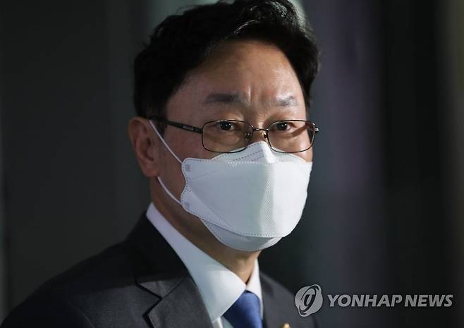 법무부 장관 후보자 내정 소감 밝히는 박범계 (서울=연합뉴스) 진성철 기자 = 더불어민주당 박범계 의원이 30일 오후 서울 여의도 국회의원회관에서 법무부 장관 후보자 내정에 대한 소감을 밝히고 있다.  zjin@yna.co.kr