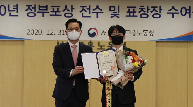 조웅희(오른쪽) 펍지주식회사 COO가 ‘2020 일자리창출 유공 정부포상’ 대통령 표창을 수상하고 있다. 크래프톤 제공