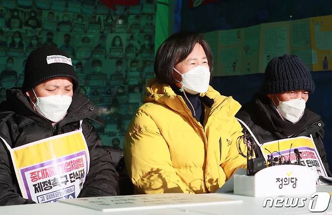 강은미 정의당 원내대표가 31일 오전 서울 여의도 국회 본청 앞 중대재해기업처벌법 제정 촉구 단식농성장에서 열린 상무위원회에서 모두발언을 하고 있다. 왼쪽부터 고 김용균씨 모친 김미숙씨, 강은미 원내대표, 고 이한빛PD 부친 이용관씨. 2020.12.31/뉴스1 © News1 박세연 기자