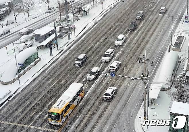 지난 30일 오전 광주송정간 도로에서 출근차량들 위로 눈발이 휘날리고 있다.2020.12.30 /뉴스1 © News1 박준배 기자