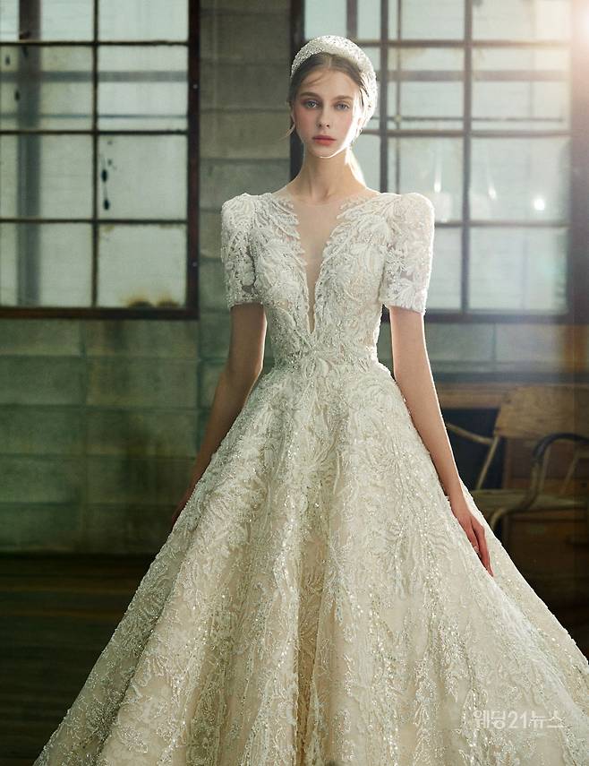 사진 : 웨딩드레스 브라이덜 빌리지(서울,&nbsp;대구,&nbsp;부산,&nbsp;광주,&nbsp;인천,&nbsp;수원,&nbsp;제주,&nbsp;청주,&nbsp;HANG ZHOU,&nbsp;Fu Zhou), 포토그래퍼 김보하(더써드마인드),&nbsp;모델 구스테, 비카B,&nbsp;헤어 김혜연 메이크업 김정원(빈헤어메이크업),&nbsp;제품협찬 앙뜨