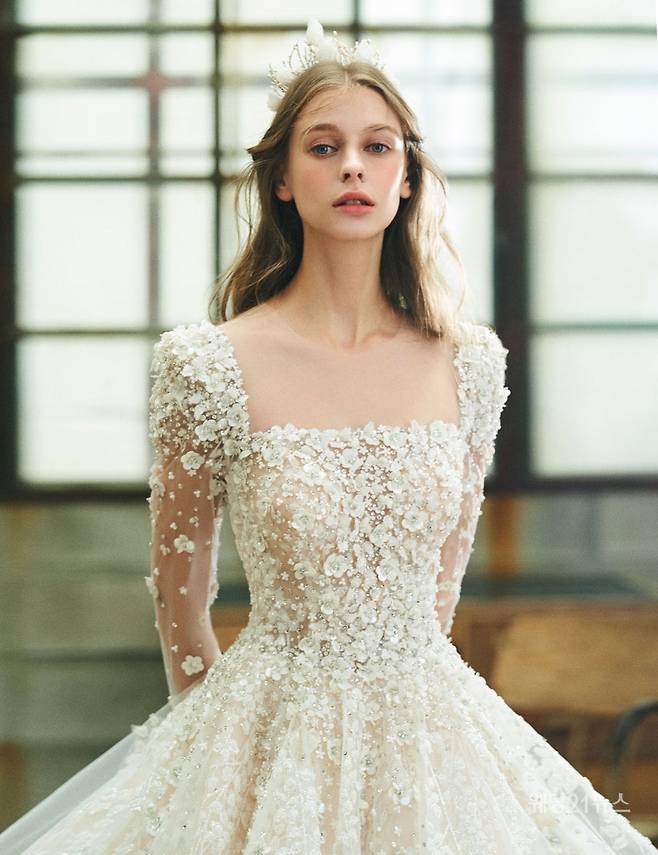 사진 : 웨딩드레스 브라이덜 빌리지(서울,&nbsp;대구,&nbsp;부산,&nbsp;광주,&nbsp;인천,&nbsp;수원,&nbsp;제주,&nbsp;청주,&nbsp;HANG ZHOU,&nbsp;Fu Zhou), 포토그래퍼 김보하(더써드마인드),&nbsp;모델 구스테, 비카B,&nbsp;헤어 김혜연 메이크업 김정원(빈헤어메이크업),&nbsp;제품협찬 앙뜨