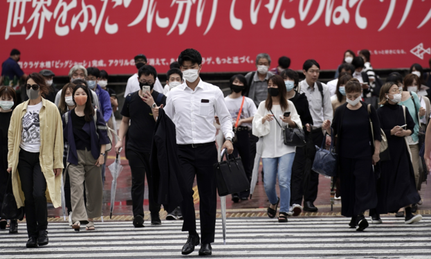 2020년 7월 17일 일본 도쿄 시부야 거리에서 사람들이 이동하고 있는 모습. /AP 연합뉴스