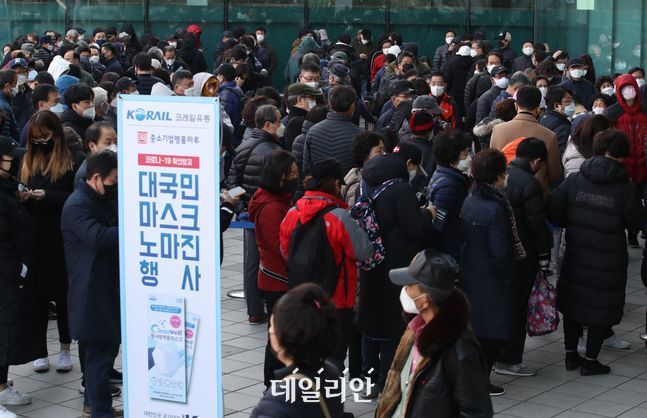 3월 2일 서울역 중소기업명품마루 브랜드K에서 시민들이 마스크를 구매하기 위해 줄을 서고 있다. ⓒ데일리안 류영주 기자