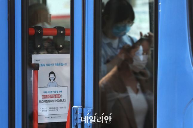 정부가 마스크 미착용시 버스나 택시 등 대중교통 이용을 제한하는 조치를 내린 5월 26일 서울 종로구 광화문네거리에 마스크를 착용한 시민들이 버스에 탑승해 있다. ⓒ데일리안 류영주 기자