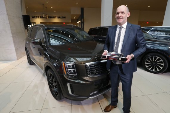지난 2020년 1월 13일 미국 미시간주 디트로이트에서 당시 기아자동차 미국 법인장이었던 마이클 콜이 기아차 주력 북미 판매 모델인 텔룰라이드 앞에서 '올해의 북미 SUV 상' 상패를 들고 있다.AP뉴시스