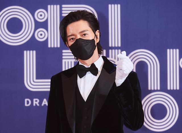Actor Park Hae-jin won the 2020 MBC Acting Grand Prize Grand prize, and the story in Photo Wall is also attracting attention.Park Hae-jin won the Grand Prize at the 2020 MBC ActingGrand prize held by Kim Sung-joo alone at the Sangam MBC public hall on the 30th.Lame International, which produced the Grand Prize, won the awards ceremony with Kim Eung-soos Grand Prize, Kim Sun-youngs supporting actor, and Drama of the Year.In order to prevent the spread of Corona 19, all the attendees wore masks in order to comply with thorough anti-virus regulations in accordance with the government guidelines related to broadcasting production.MBC has released the comments of Actors during the photo month through official data after the awards ceremony.According to Park Hae-jin, Lame International was another new Top Model for me and a very special work.I hope there will be good results, he said. Kim Eung-soo and Best Couple Award candidates, but I do not know anything else, but the award is coveted.In particular, Park Hae-jin said, I have done a lot of works, but I do not think there was a good teamwork as much as Lame International.I remember it as a happy work, he said, adding to his warmth.On the other hand, Park Hae-jin played the role of a hot-aired role in MBC drama Lame Internet which was popular this year, and gave laughter, impression and catharsis to viewers.