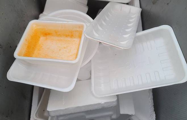 잘못 배출한 사례. 음식물이 묻은 채로 스티로폼 분리수거함에 배출해선 안된다(출처=IT동아)