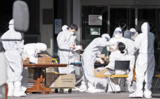 30일 서울 구로구 한 요양병원에서 레벨D 방호복을 입은 병원 관계자들이 신종 코로나바이러스 감염증(코로나19) 검사를 받고 있다.   병원 관계자는 "이 병원에서 코로나19 확진자가 다수 발생한 이후 환자와 병원 근무자들이 이틀에 한 번씩 코로나19 검사를 주기적으로 받고 있다"고 밝혔다. 연합뉴스