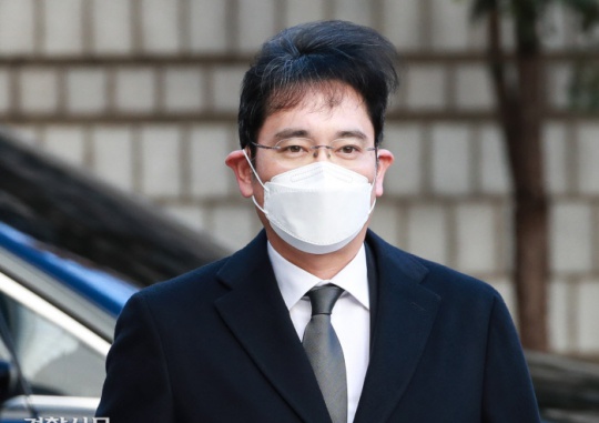 Lee Jae-yong, vice chairman of Samsung Electronics enters the Seoul High Court in Seocho-gu, Seoul to attend the final court session on the case of the abuse of state authority on December 30. Lee Joon-heon