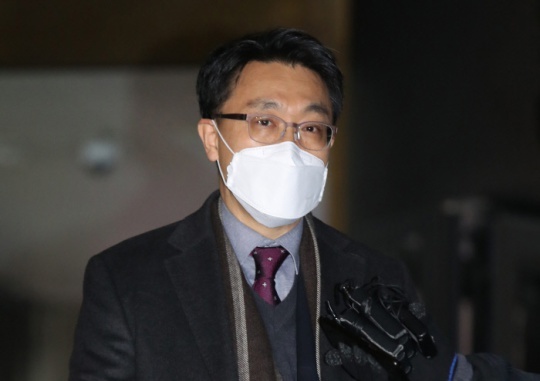 On December 30, Kim Jin-wook, a researcher at the Constitutional Court who was selected as the final nominee to head the Corruption Investigation Office for High-ranking Officials, answers questions from reporters as he gets off work. Kim Chang-gil