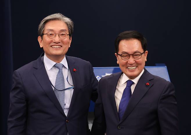 You Young-min (right), newly appointed presidential chief of staff, and his predecessor Noh Young-min, pose at a press briefing at Cheong Wa Dae on Thursday. (Yonhap)