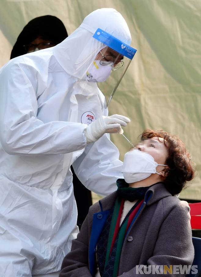 22일 서울 중구 임시선별진료소에서 시민들이 코로나19 검사를 받고 있다. 박효상 기자