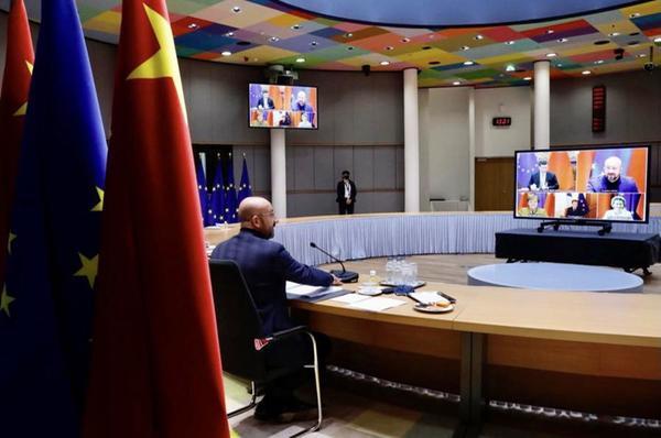 30일(현지시간) 샤를 미셸 유럽이사회 의장이 시진핑 중국 국가주석(화면 왼쪽 위)등과 화상회의를 하는 모습 [사진제공=유럽이사회]