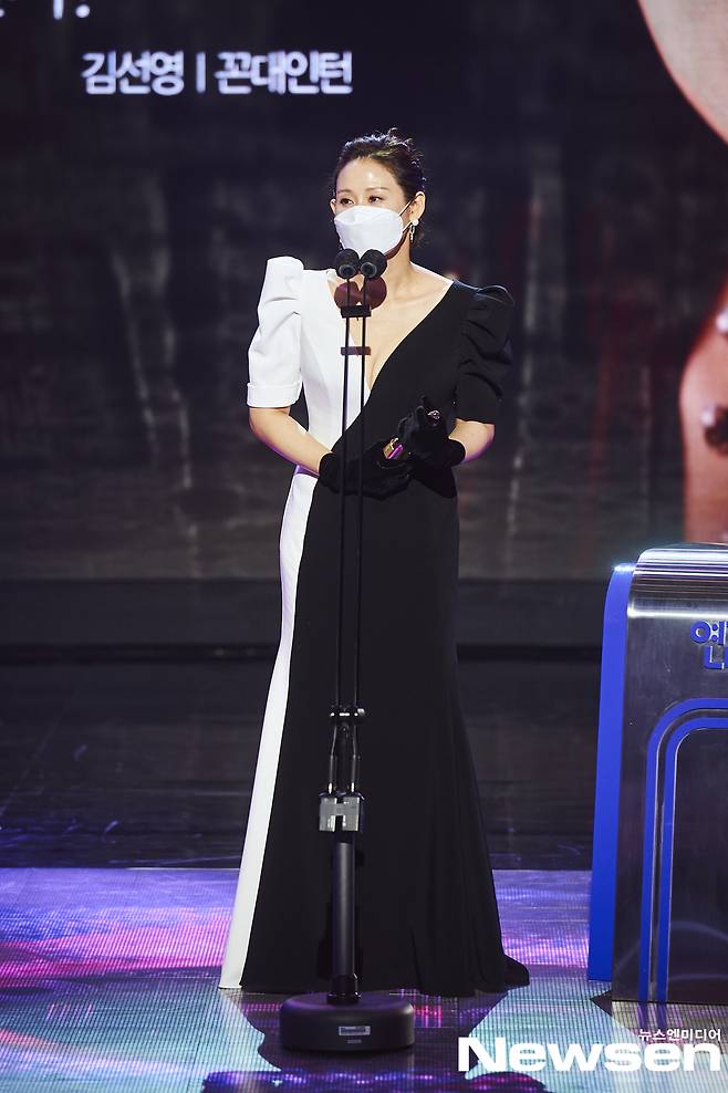 The awards ceremony for the 2020 MBC Acting Grand Prize was held at MBC Public Hall in Sangam-dong, Mapo-gu, Seoul on the afternoon of December 30.Actor Kim Sun-Young is telling his feelings after the supporting awards.Photos