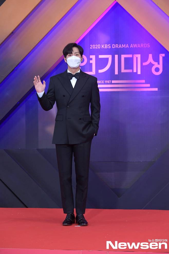 2020 KBS Acting Grand Prize Photo Wall was held on KBS, Yeouido, Yeongdeungpo-gu, Seoul on the afternoon of December 31st.Actor Lee Sang-yeob stood in Photo Wall on the day.Photos