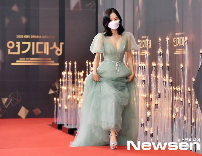 2020 KBS Acting Grand Prize Photo Wall was held on KBS, Yeouido, Yeongdeungpo-gu, Seoul on the afternoon of December 31st.Bona stood in the photo wall this day.Photos