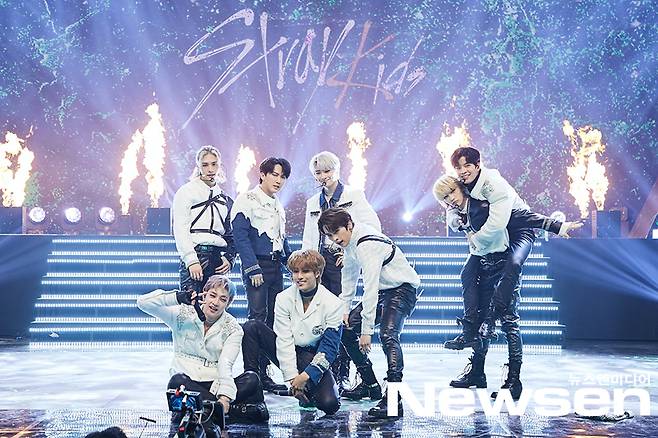 Stray Kids is performing a great stage at the 2020 MBC Song Festival: THE MOMENT held at the Ilsan MBC Dream Center on the afternoon of December 31.