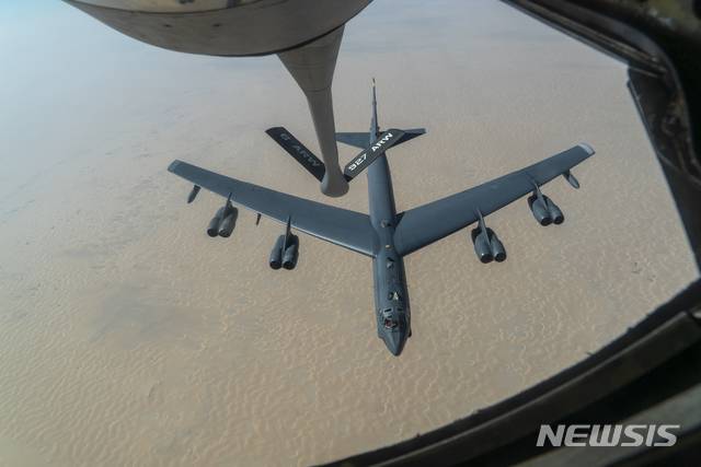 [미노트 공군기지(미 노스다코타주)= AP/뉴시스] 미국이 이란에 대한 무력과시용으로 페르샤만에 파견한 B52 전략폭격기가 12월 30일 미중부군사령부 관할 상공에서 KC-135유조기( 앞쪽)로부터 공중급유를 받고 있는 광경.