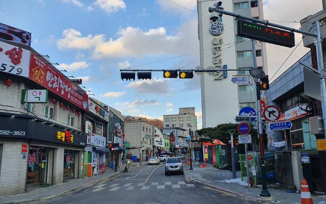 ▲카지노 휴장 230일째를 맞고 있는 강원랜드 인근지역은 연말연시 극성수기를 맞았지만 인적과 차량의 통행이 뚝 끊기면서 31일 오후 유령도시처럼 삭막한 분위기를 보이고 있다. ⓒ프레시안(홍춘봉)