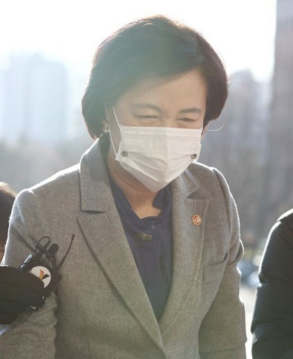 추미애 법무부 장관이 지난 30일 흰색 방역 마스크를 쓰고 정부과천청사 내 법무부로 출근하고 있는 모습. 연합뉴스