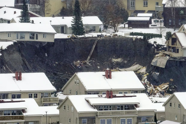 노르웨이 공영방송 NRK는 30일(현지시간) 수도 오슬로에서 30km 떨어진 아스크 지역에서 산사태가 발생해 최소 10명이 실종되고 10명이 다쳤으며, 900명 넘는 주민이 긴급 대피했다고 보도했다./사진=AP 연합뉴스