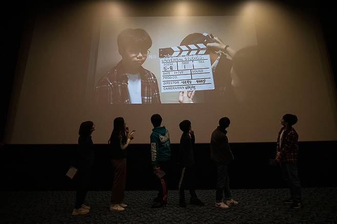 ⓒ시사IN 신선영영화 제작에 참여한 중등부 학생들이 무대 인사를 하고 있다