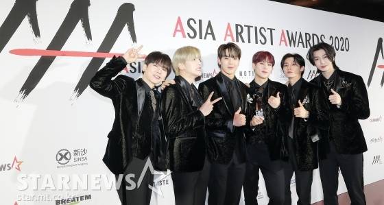 그룹 몬스타엑스가 28일 마이뮤직테이스트에서 중계된 2020 Asia Artist Awards(2020 아시아 아티스트 어워즈, 2020 AAA)에서 가수부문 대상 '올해의 스테이지상'을 수상한 뒤 포즈를 취하고 있다. /사진=김창현 기자 chmt@