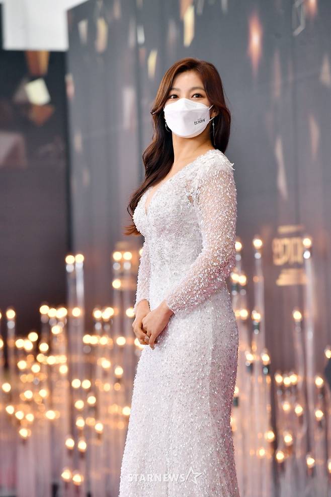 Actor Lee Chae-young is stepping on the red carpet at the 2020 KBS Acting Awards ceremony held at KBS in Yeouido, Seoul on the afternoon of the 31st. / Provision of photos = KBS