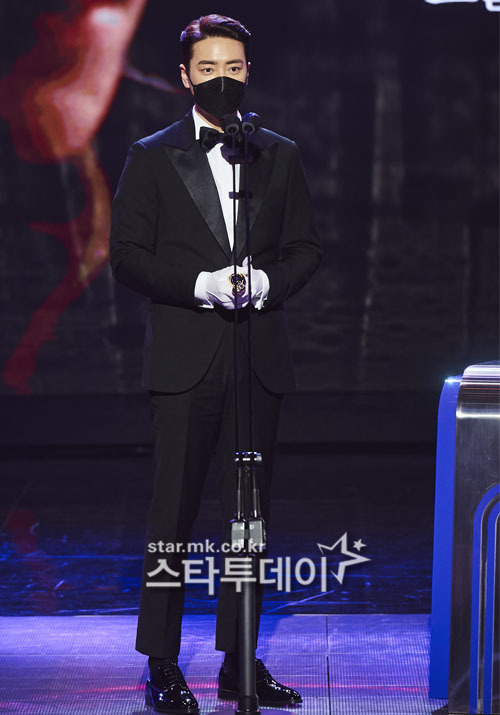 Actor Lee Joon-hyuk is telling his feelings after winning the Best Actor Award at the 2020 MBC Acting Grand Prize ceremony held at MBC Public Hall in Sangam-dong, Seoul on the afternoon of the 30th.The Awards was held by broadcaster Kim Sung-joo as a sole MC, and the safety of all performers and staff was the top priority in preparation for the new coronavirus infection (Corona 19), and it was conducted thoroughly in accordance with the government guidelines related to broadcasting production.