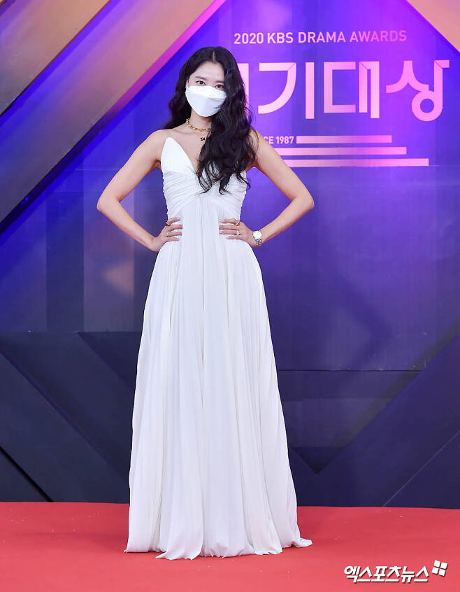 Actor Oh Yoon-ah, who attended the 2020 KBS Acting Grand Prize held at KBS in Yeouido-dong, Seoul, poses on the afternoon of the 31st.Photo: KBS Provision