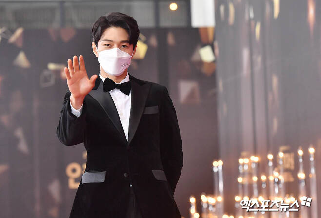 Actor Myoeng-su Kim (Infinite El) who attended the 2020 KBS Acting Grand Prize held at Seoul Yeouido-dong KBS on the afternoon of the 31st is stepping on the red carpet.Photo: KBS Provision