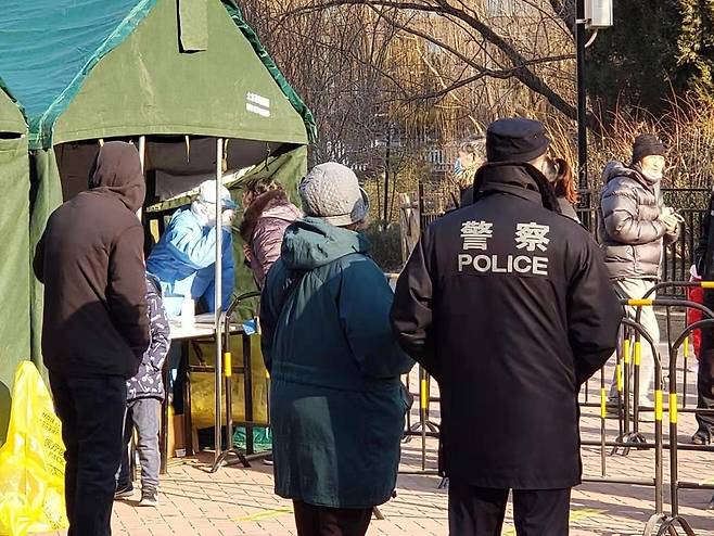 베이징 왕징 아파트 단지에서 코로나19 전수 검사받는 주민들 (베이징=연합뉴스) 심재훈 특파원