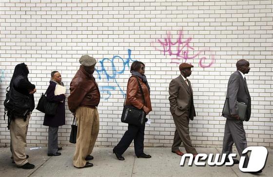 뉴욕에서 열린 고용박람회에서 구직을 기다리는 미국 실업자들. © REUTERS=News1